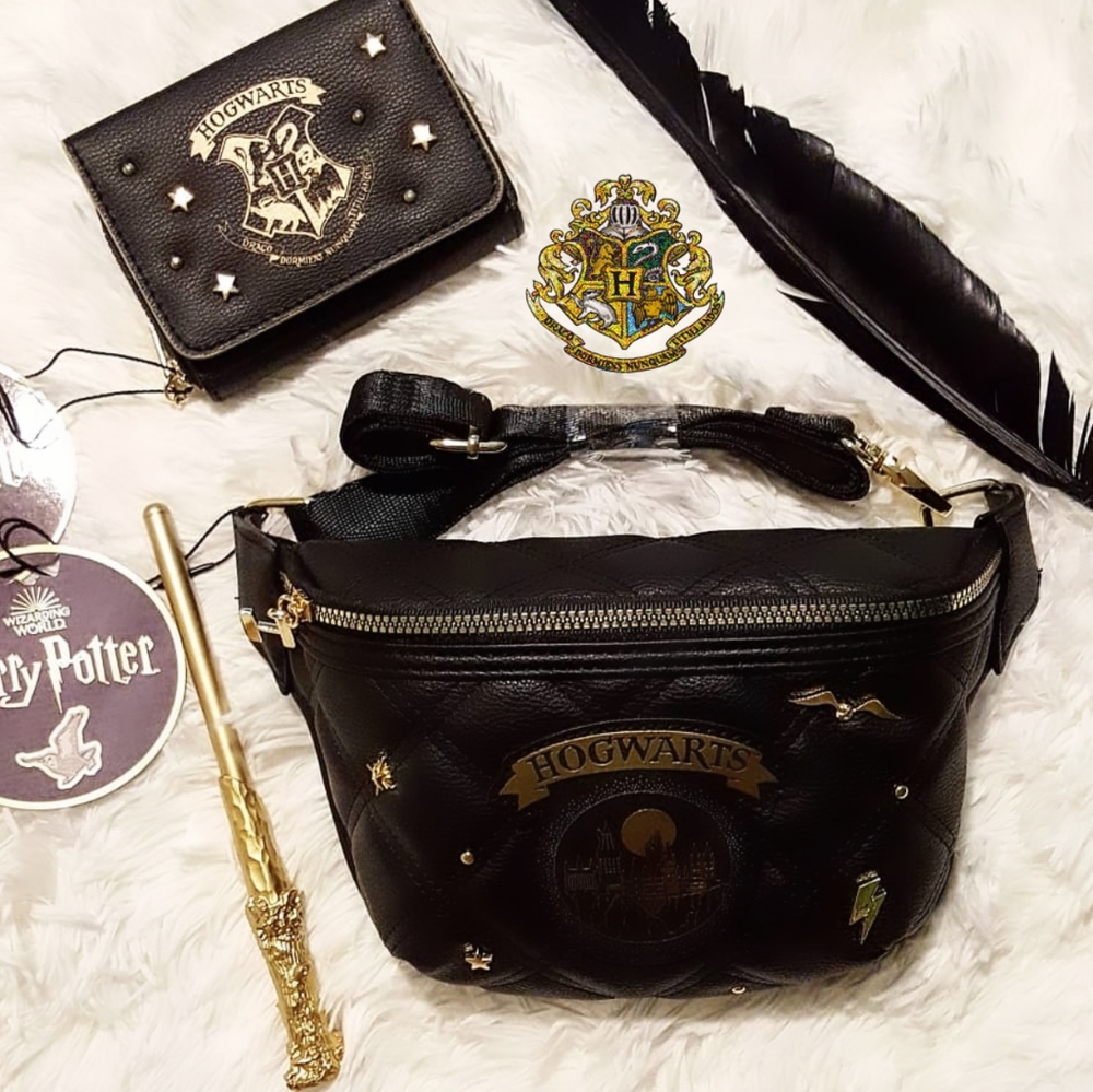 Hogwarts Fanny Pack & Wallet ( free gift) - Picture 1 of 12